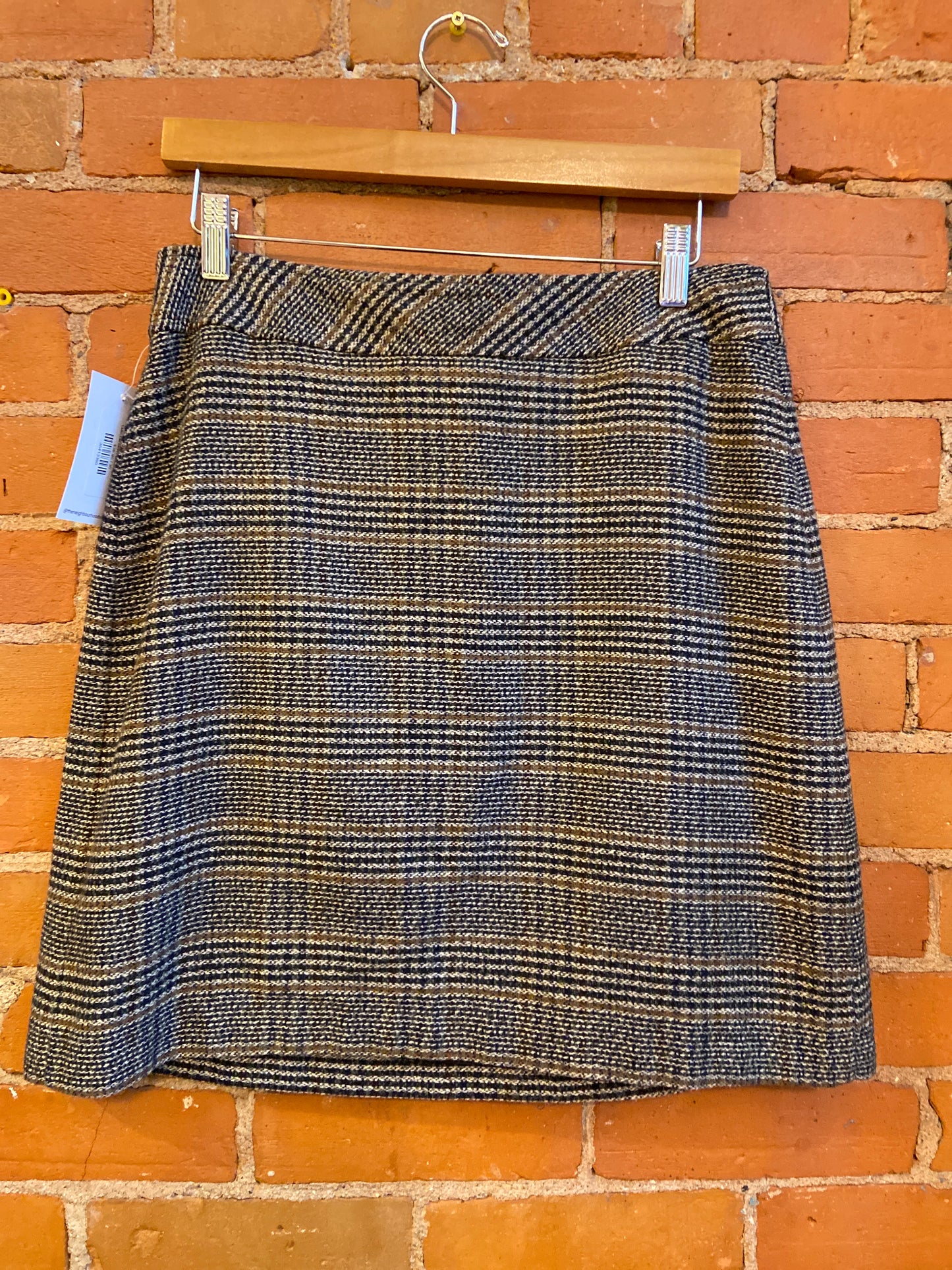 EMBLEM SKIRT BLACK/TAN PLAID