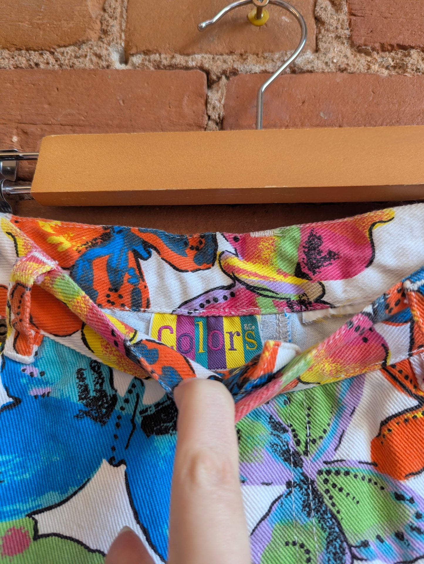 1990s Colors and Co. White Longline Denim Shorts With Multicolored Butterfly Print