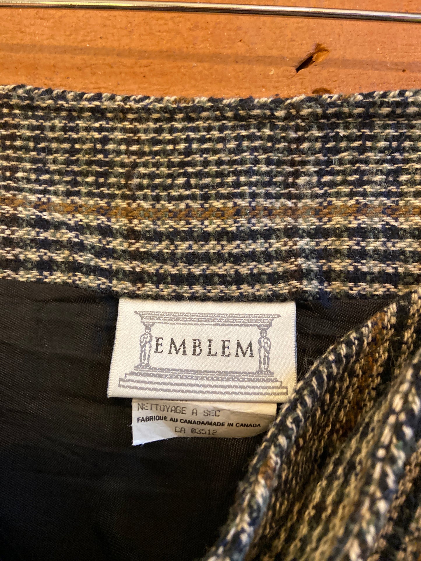EMBLEM SKIRT BLACK/TAN PLAID