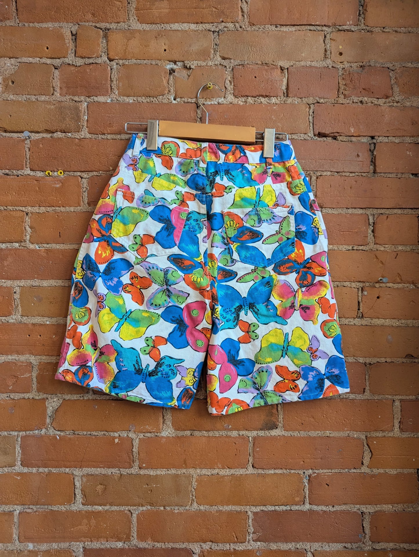 1990s Colors and Co. White Longline Denim Shorts With Multicolored Butterfly Print
