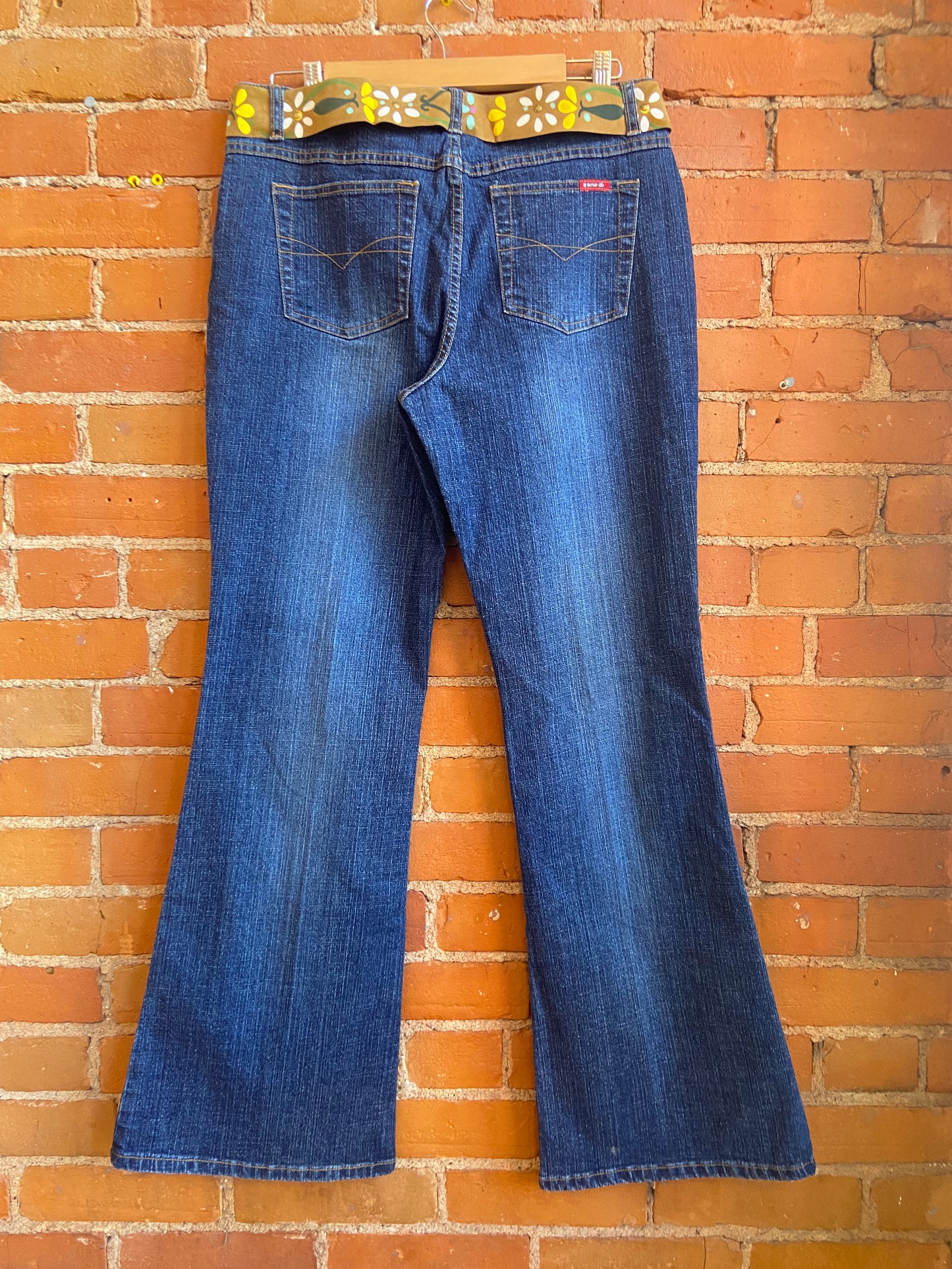 1990s/Y2K Zana Di Dark Wash Flare Jeans With Groovy Faux Suede Belt