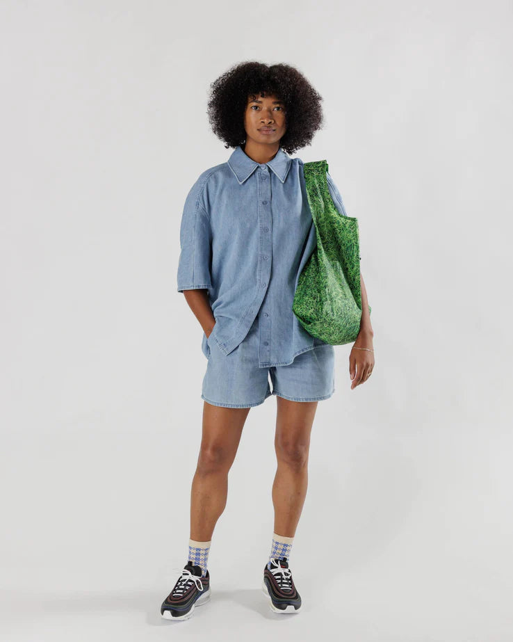 Woman posing with Standard BAGGU on shoulder