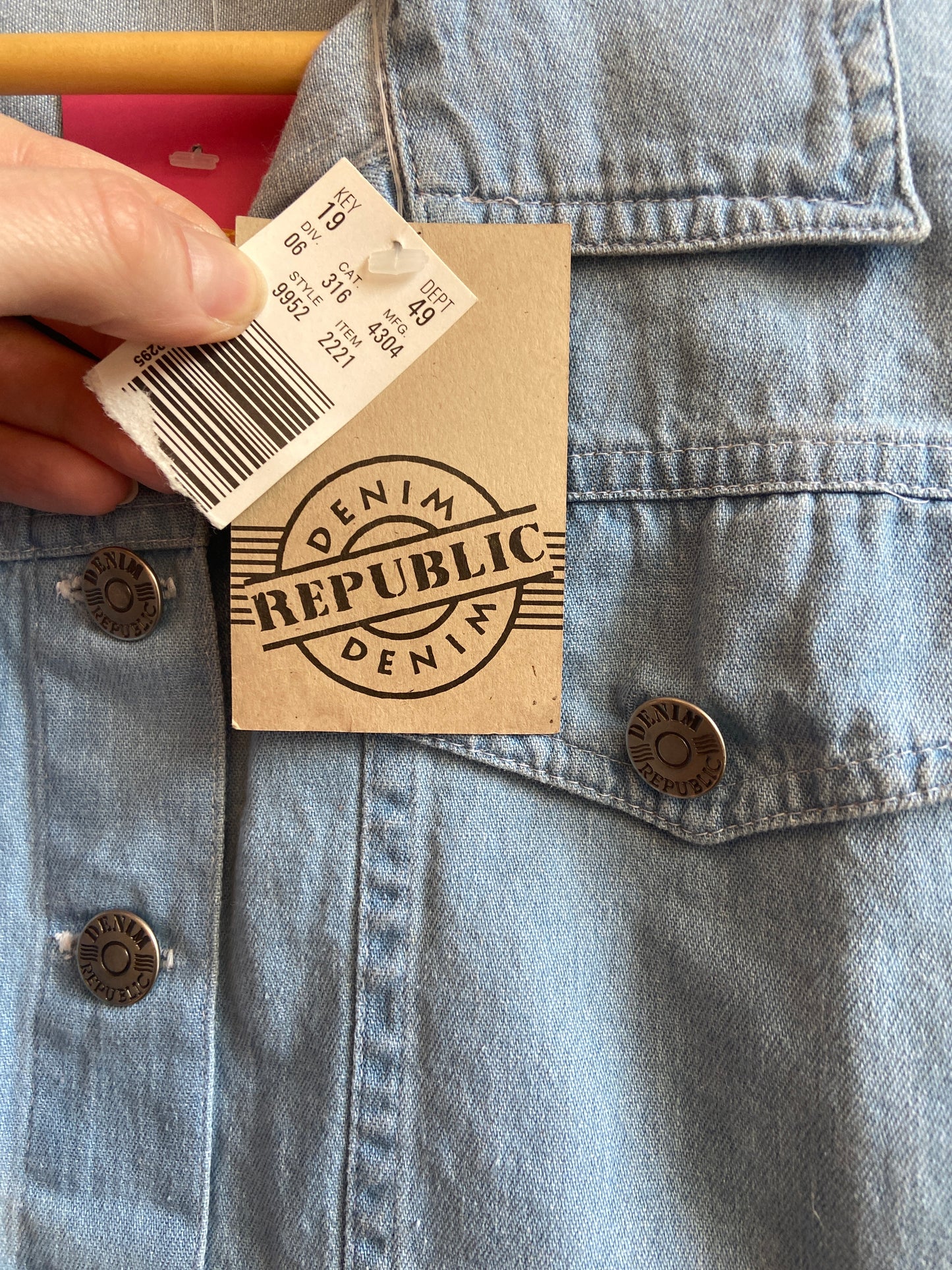 1990s NWT Denim Republic Cropped Light Wash Denim Shirt